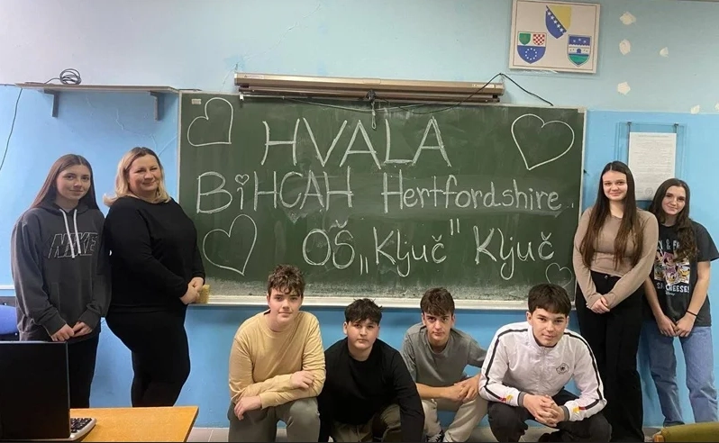 Hertfordshire: Učenici Bosanske dopunske škole “BiHCAH” pomogli opremanju školske biblioteke u Ključu