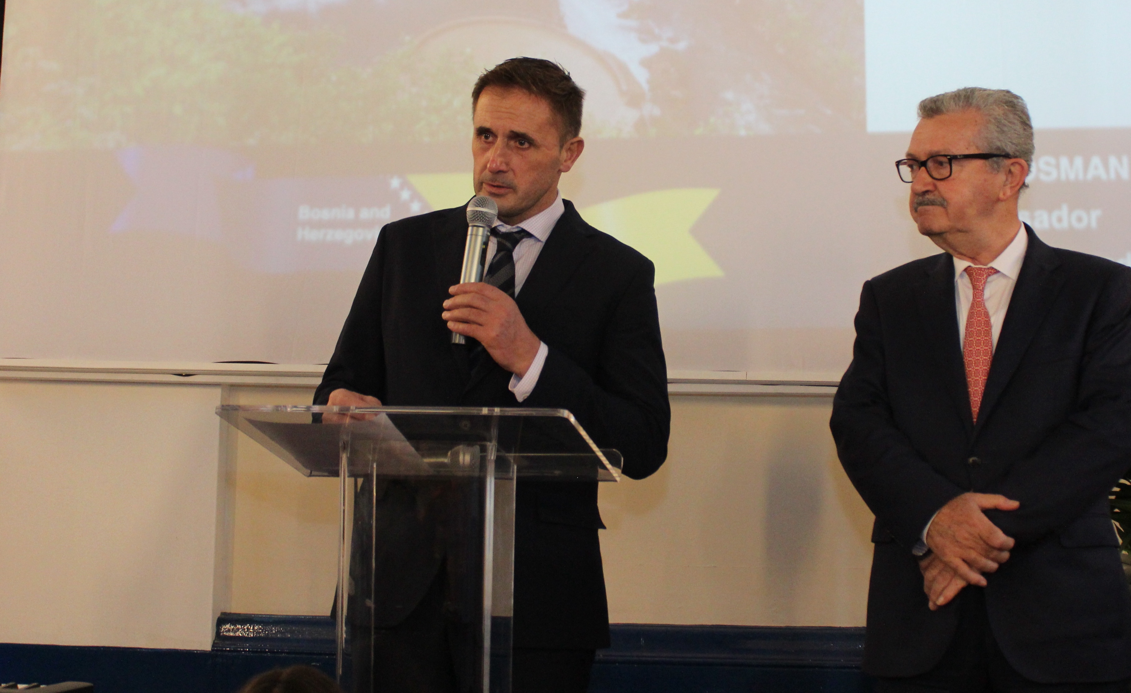Osnivanje Počasnog konzulata Bosne i Hercegovine u Birminghamu  Dr. Anes Cerić imenovan za počasnog konzula Bosne i Hercegovine za Midlands